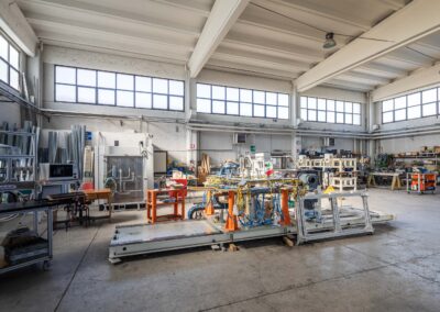 Capannone con attrezzature e macchine industriali