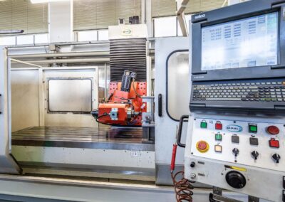 Centro di lavoro CNC per fresatura di precisione