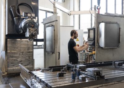 Grande fresatrice con operatore