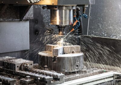 Fresatura CNC in lavorazione con lubrorefrigerante
