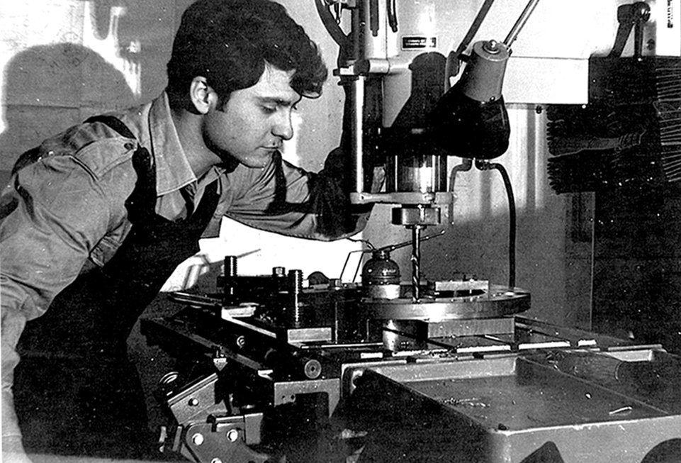 Il fondatore al lavoro in officina negli anni Ottanta