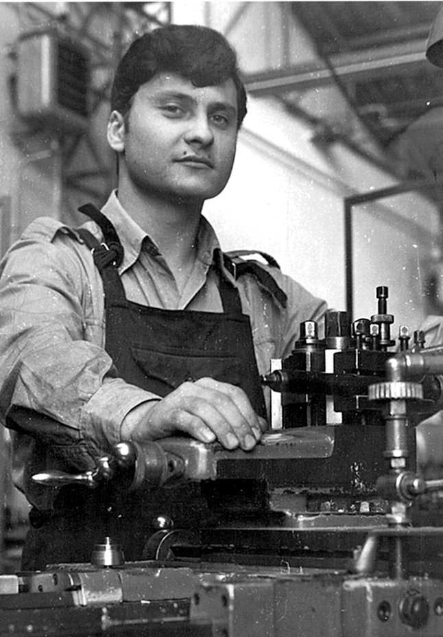 Il fondatore Gaetano Martinelli al tornio, primi anni dell'attività