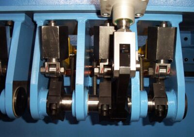 Stazioni di serraggio in linea realizzata da G.D.R. S.r.l. - macchine speciali Borgaro Torinese