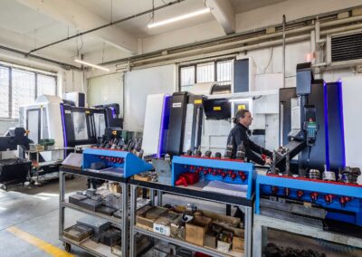Reparto CNC con operatori al lavoro